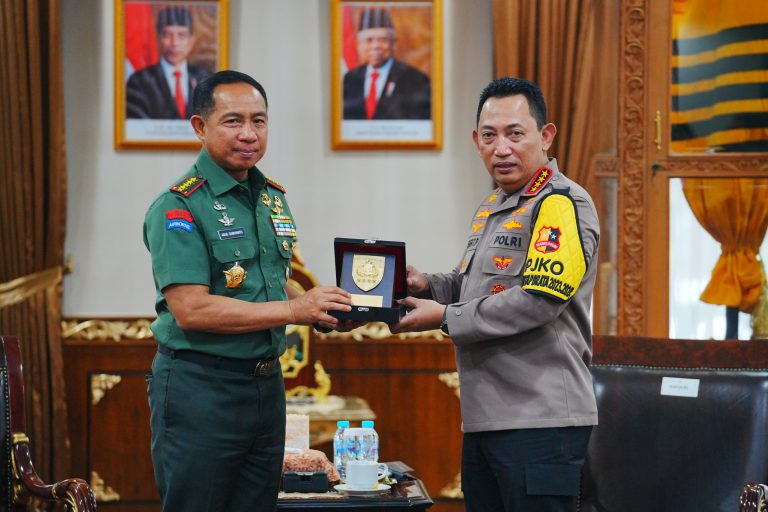 Kapolri Jenderal Listyo Sigit Prabowo saat menerima kunjungan atau Courtesy Call, Panglima TNI Jenderal Agus Subiyanto di Mabes Polri, Jakarta Selatan, Selasa (5/12/2023).
