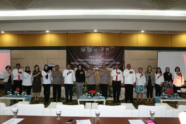 Kapolda Sulawesi Utara Irjen Pol Setyo Budiyanto membuka pelatihan teknik interview dan interogasi bagi Penyidik Unit Perlindungan Perempuan dan Anak (UPPA) yang dilaksanakan Icitap, di Hotel Novotel, Manado, Senin (4/12/2023).