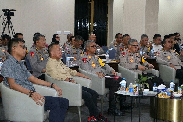 Kapolda Sulut Irjen Pol Setyo Budiyanto saat menyampaikan rilis akhir tahun 2023, di Hotel Grandwhizz Manado, Jumat (29/12/2023).