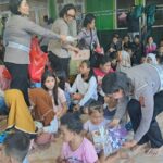 Anak-anak di sekitar Masjid Agung Nurul Huda, Kecamatan Maesa, Bitung senang dikunjungi personel Kepolisian, dalam acara Polisi Sahabat Anak.