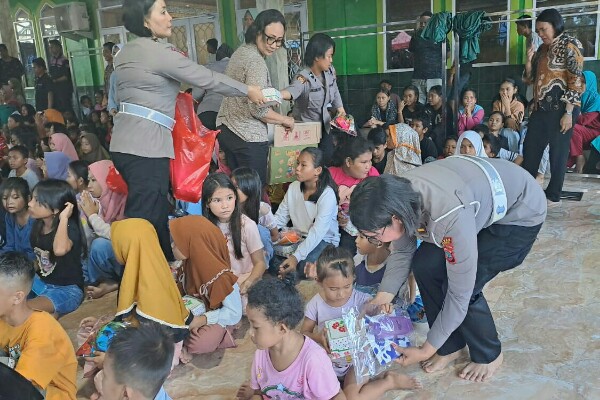 Anak-anak di sekitar Masjid Agung Nurul Huda, Kecamatan Maesa, Bitung senang dikunjungi personel Kepolisian, dalam acara Polisi Sahabat Anak.