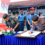 Panglima TNI Jenderal TNI Agus Subiyanto dan Kapolri Jenderal Pol. Listyo Sigit Prabowo menggelar deklarasi Pemilu Damai 2024 bersama sejumlah elemen masyarakat di Papua.