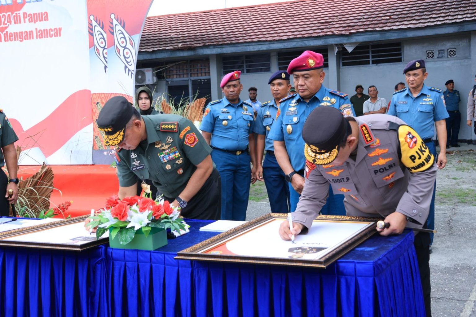Panglima TNI Jenderal TNI Agus Subiyanto dan Kapolri Jenderal Pol. Listyo Sigit Prabowo menggelar deklarasi Pemilu Damai 2024 bersama sejumlah elemen masyarakat di Papua.