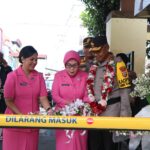 Kapolda Sulawesi Utara (Sulut) Irjen Pol Setyo Budiyanto didampingi Ketua Pengurus Daerah Bhayangkari Sulut Ny. Henny Setyobudi dan para Pejabat Utama beserta Pengurus Bhayangkari, melakukan kunjungan kerja di Polresta Manado, pada Rabu (13/12/2023) pagi.