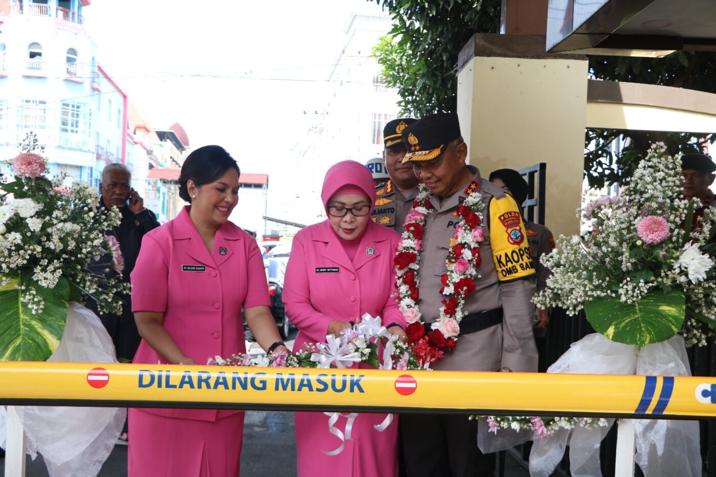 Kapolda Sulawesi Utara (Sulut) Irjen Pol Setyo Budiyanto didampingi Ketua Pengurus Daerah Bhayangkari Sulut Ny. Henny Setyobudi dan para Pejabat Utama beserta Pengurus Bhayangkari, melakukan kunjungan kerja di Polresta Manado, pada Rabu (13/12/2023) pagi.