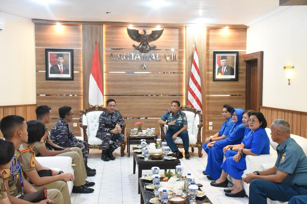 Kunjungan Perwakilan Taruna AAL Angkatan LXIX diterima langsung Komandan Lantamal VIII Laksamana Pertama TNI Nouldy J. Tangka, S.A.P., M.Tr.Opsla., CHRMP., bertempat di Lobby Mako Lantamal VIII. Kamis (14/11)