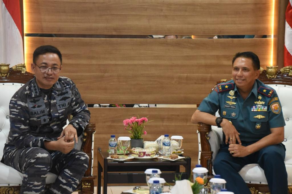 Kunjungan Perwakilan Taruna AAL Angkatan LXIX diterima langsung Komandan Lantamal VIII Laksamana Pertama TNI Nouldy J. Tangka, S.A.P., M.Tr.Opsla., CHRMP., bertempat di Lobby Mako Lantamal VIII. Kamis (14/11).