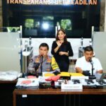 Kepala Biro Penerangan Masyarakat (Karopenmas) Divisi Humas Polri Brigjen Pol Ahmad Ramadhan, didampingi Juru Bicara Densus 88 Antiteror Polri Kombes Pol Aswin Siregar, menggelar konferensi pers terkait pengungkapan jaringan terorisme Jamaah Islamiyah (JI), Jamaah Ansharut Daulah (JAD), dan Negara Islam Indonesia (NII) di Bareskrim Polri, Rabu (20/12).