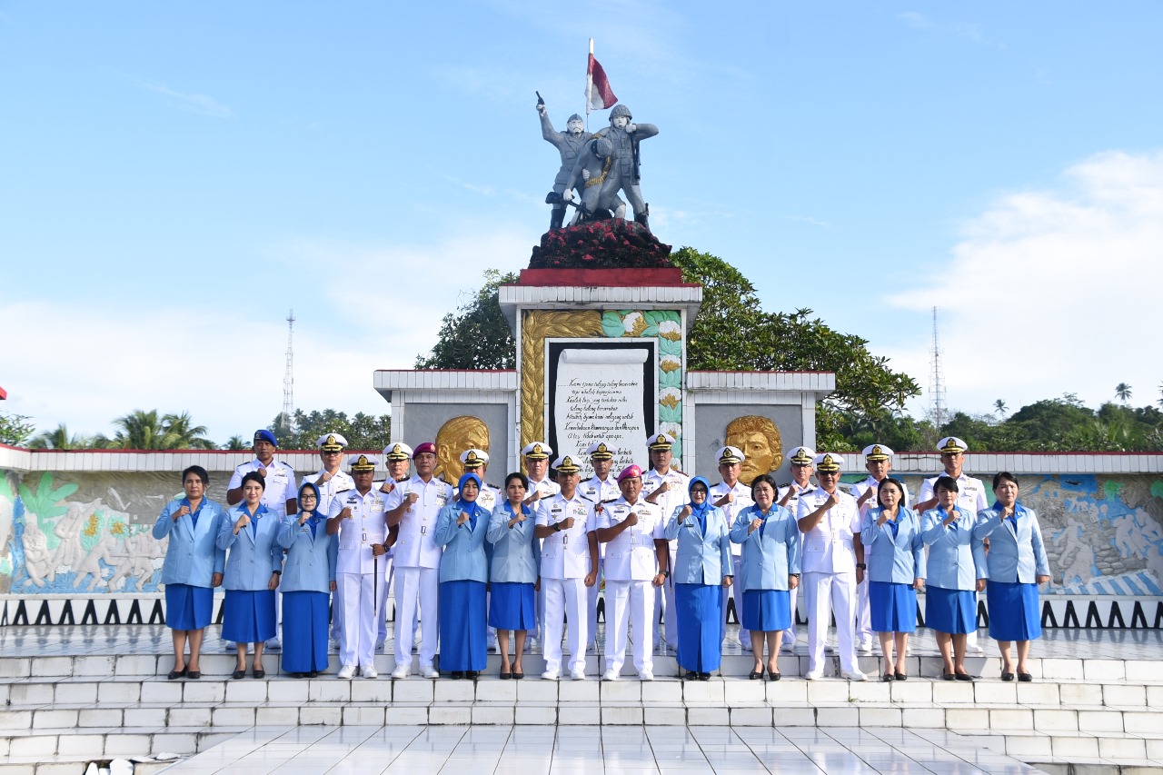 Ziarah Rombongan di Taman Makam Pahlawan (TMP) Kairagi dipimpin Wadan Lantamal VIII Kolonel Marinir Mikaryo Widodo, M. Han., M.Tr.opsla., mewakili Danlantamal VIII Laksamana Pertama TNI Nouldy J. Tangka, S.A.P., M.Tr.Opsla., CHRMP.  Senin (4/12)