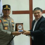 Temui,  Kapolda Sulawesi Utara Irjen Pol Yudhiawan didampingi sejumlah pejabat utama dan Kapolres Tomohon AKBP Lerry Tutu melaksanakan kunjungan silaturahmi ke Kantor Sinode GMIM, Tomohon, Kamis (18/1/2024).
