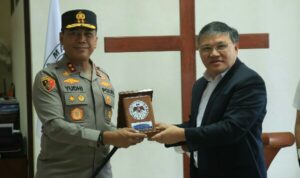 Temui,  Kapolda Sulawesi Utara Irjen Pol Yudhiawan didampingi sejumlah pejabat utama dan Kapolres Tomohon AKBP Lerry Tutu melaksanakan kunjungan silaturahmi ke Kantor Sinode GMIM, Tomohon, Kamis (18/1/2024).