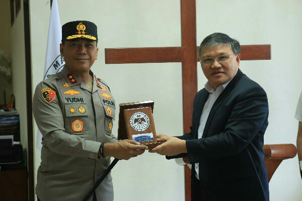 Irjen Pol Yudhiawan Temui, Kapolda Sulawesi Utara Irjen Pol Yudhiawan didampingi sejumlah pejabat utama dan Kapolres Tomohon AKBP Lerry Tutu melaksanakan kunjungan silaturahmi ke Kantor Sinode GMIM, Tomohon, Kamis (18/1/2024).