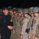 Wakapolda Sulawesi Utara (Sulut) Irjen Pol Jan de Fretes memimpin upacara penyambutan satu SSK personel Satbrimobda Sulut yang selesai melaksanakan tugas Operasi Damai Cartenz-2023 BKO Polda Papua, pada Minggu (31/12) malam.