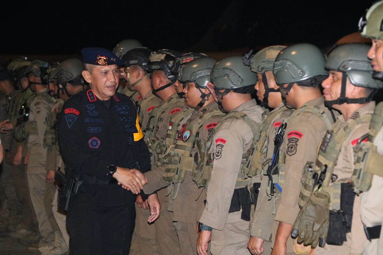 Wakapolda Sulawesi Utara (Sulut) Irjen Pol Jan de Fretes memimpin upacara penyambutan satu SSK personel Satbrimobda Sulut yang selesai melaksanakan tugas Operasi Damai Cartenz-2023 BKO Polda Papua, pada Minggu (31/12) malam.