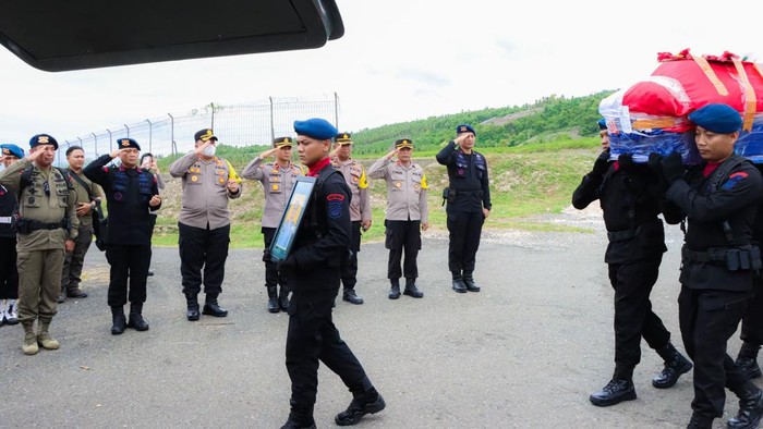 Foto: Jenazah Bripda Alfandi Steve Karamoy korban penembakan KKB Papua tiba di Banggai, Sulteng. (Dok. Istimewa)