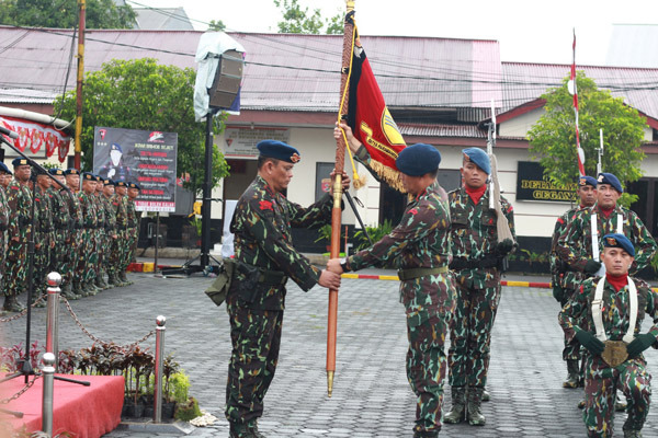 Kombes, Dhuaja atau panji lambang kesatuan Satbrimob Polda Sulawesi Utara (Sulut) “Satya Paramahita Girindra”, diserahkan oleh pejabat lama Dansatbrimob, Kombes Pol Brury Soekotjo kepada pejabat baru, Kombes Pol Agung Anggoro.