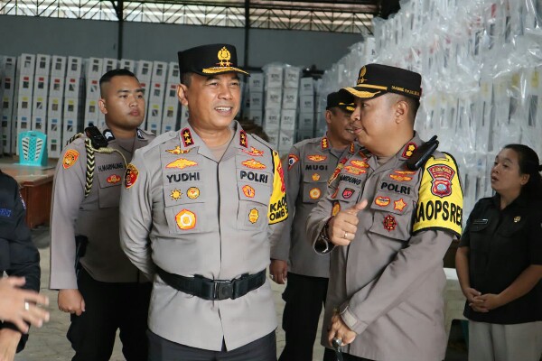 Cek Gudang Logistik KPU dan Kunjungi Bawaslu Minut Kapolda Sulut Didampingi Kapolres Minut