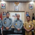 Kadis, Kepala Kantor Wilayah Kemenkumham Sulawesi Utara Ronald Lumbuun bersama Kepala Divisi Pelayanan Hukum dan HAM Rudy Hendra Pakpahan menerima kunjungan Kepala Dinas Koperasi dan UMKM Daerah Provinsi Sulawesi Utara Tahlis Gallang di ruang kerjanya hari ini, Selasa (16/1).