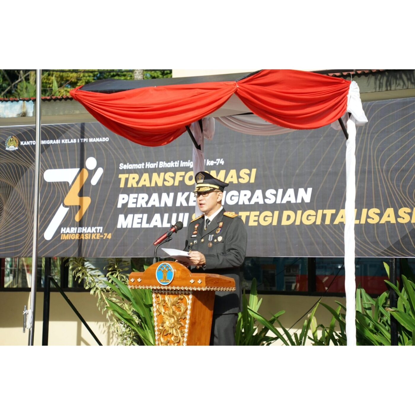 Ronald Lumbuun Momen Hari Bhakti Imigrasi (HBI) ke-74 Tahun 2024, Kantor Wilayah Kementerian Hukum dan HAM Sulawesi Utara melaksanakan Upacara Peringatan Hari Bhakti Imigrasi yang mengusung tema “Transformasi Peran Keimigrasian Melalui Strategi Digitalisasi, Jumat (26/01).