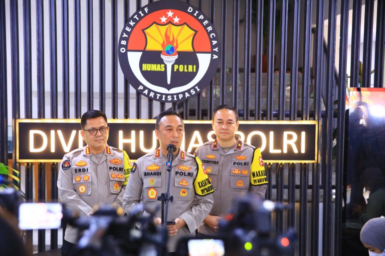 Handphone milik pria berinisial AWK (23), pelaku pengancaman penembakan kepada calon presiden nomor urut 1 disita Polisi.