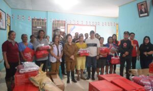 Pj Bupati Kepulauan Sangihe dr. Rinny Tamuntuan langsung gerak cepat memberikan bantuan kepada ratusan korban bencana banjir di Kampung Laine, Kecamatan Manganitu Selatan.