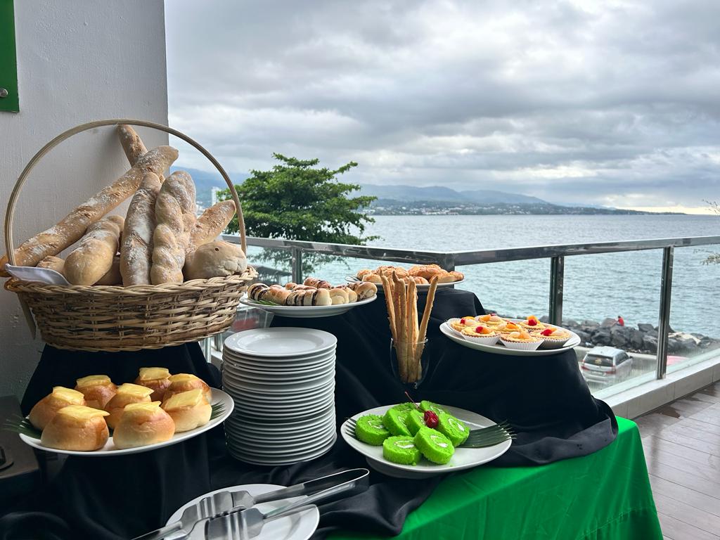 Snack sore hanya Rp 35.000 net per orangnya, All You Can Eat merupakan promo “Santai Sore Sejenak” Whiz Prime Hotel Megamas Manado