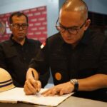 Kepala Kantor Wilayah Kemenkumham Sulawesi Utara Ronald Lumbuun bersama Kepala Divisi Pemasyarakatan Aris Munandar melakukan kontrol guna pengecekan keamanan di Lembaga Pemasyarakatan Kelas IIA Manado, Minggu (31/12).