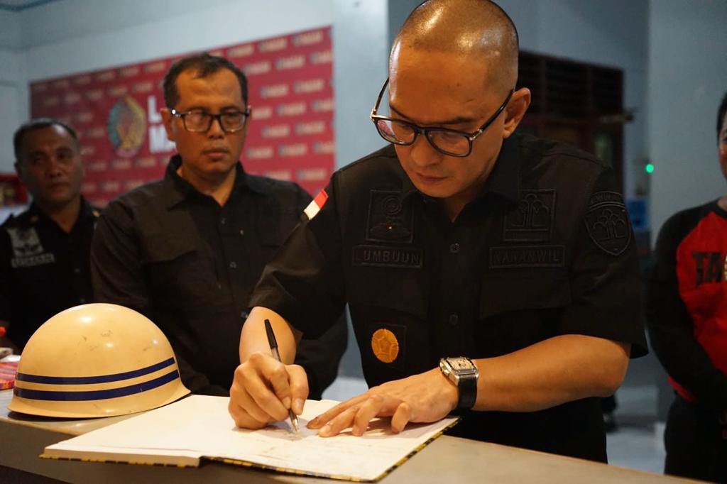 Kepala Kantor Wilayah Kemenkumham Sulawesi Utara Ronald Lumbuun bersama Kepala Divisi Pemasyarakatan Aris Munandar melakukan kontrol guna pengecekan keamanan di Lembaga Pemasyarakatan Kelas IIA Manado, Minggu (31/12).