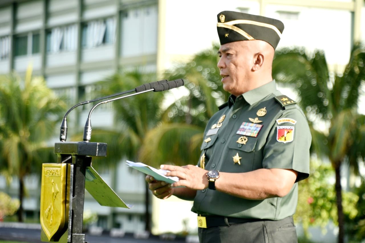 Kapoksahli Pangdam XIII/Merdeka Brigjen TNI Patar Sahat Panggabean, memimpin Upacara Bendera 17-an dengan bertindak selaku Inspektur Upacara bertempat di Lapangan Makodam XIII/Merdeka, Teling Atas, Manado. Rabu (17/1/2024).  
