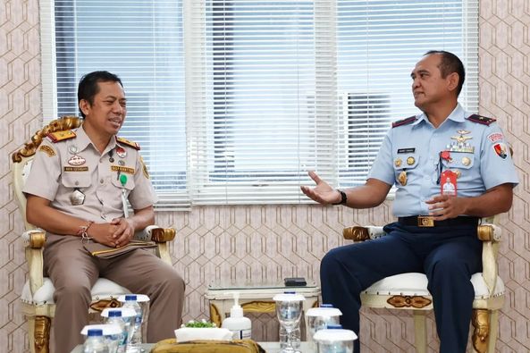 Danlanud Sam Ratulangi Marsma TNI Ramot C.P. Sinaga, S.E., M.Han., menerima kunjungan silaturahmi Kepala Karantina Sulawesi Utara Bapak drh. I Wayan Kertanegara, M.Pt., di Ruang Audiensi Mako Lanud Sam Ratulangi, Manado, Sulawesi Utara. Kamis (18/1/2024).