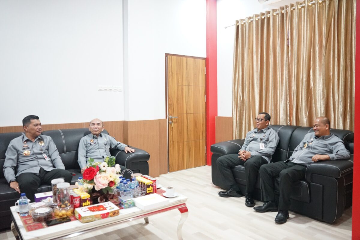 Coffee morning Kepala Kantor Wilayah Kementerian Hukum dan HAM Sulawesi Utara Ronald Lumbuun bersama Kepala Divisi Administrasi John Batara, Kepala Divisi Pemasyarakatan Aris Munandar, Kepala Divisi Keimigrasian, dan Kepala Divisi Pelayanan Hukum dan HAM Rudy Hendra Pakpahan