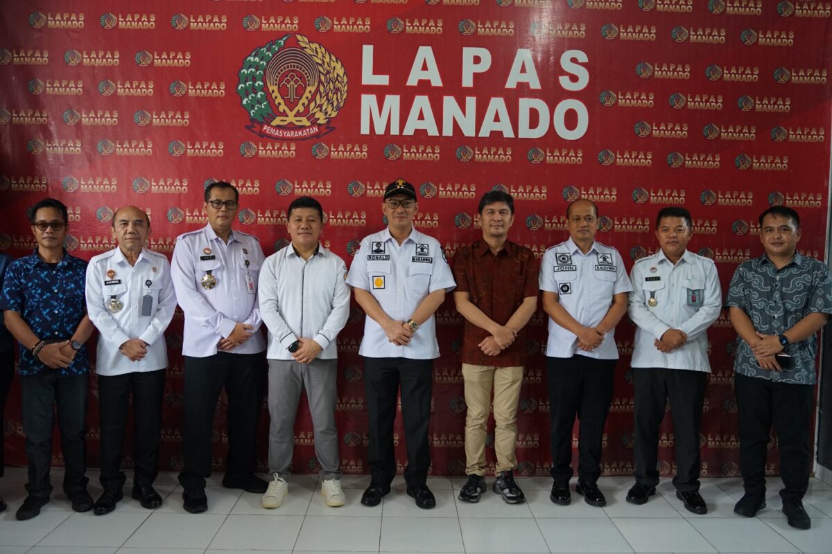 Pemetaan, Mendekati pemilu 2024, Kepala Kantor Wilayah Kementerian Hukum dan HAM Sulawesi Utara Ronald Lumbuun bersama Kepala Divisi Administrasi John Batara, Kepala Divisi Pemasyarakatan Aris Munandar dan Kepala Divisi Keimigrasian Syamsul Sitorus melakukan peninjauan pemetaan Tempat Pemungutan Suara (TPS) Lokasi Khusus Pemilu di Lapas Kelas IIA Manado dan Rumah Tahanan Negara Kelas IIA Manado.