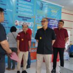 Kepala Kantor Wilayah Kemenkumham Sulawesi Utara Ronald Lumbuun memantau layanan paspor simpatik yang digelar Kantor Imigrasi Kelas I TPI Manado, Sabtu (6/1).