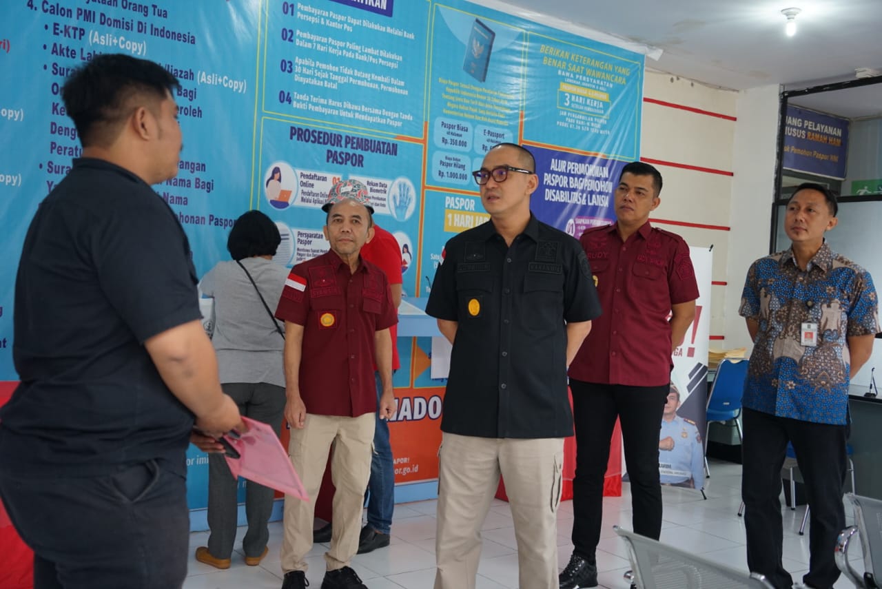 Kepala Kantor Wilayah Kemenkumham Sulawesi Utara Ronald Lumbuun memantau layanan paspor simpatik yang digelar Kantor Imigrasi Kelas I TPI Manado, Sabtu (6/1).