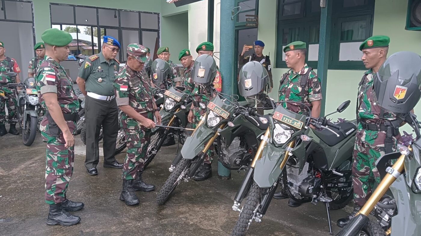 Danrem 131/Santiago Brigjen TNI Wakhyono S.Sos., M.I.P saat memimpin Apel Gelar Pasukan Kodim 1301/Sangihe Dalam Rangka Pengamanan Pemilu tahun 2024 bertempat di Makodim 1301/Sangihe, Jalan Tatehe Kelurahan Bungalawang, Kecamatan Tahuna,Kabupaten Kepulauan Sangihe, Kamis (18/01/2024).