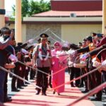 indah tugas,  Polda Sulawesi Utara menggelar tradisi farewell parade pedang pora terhadap pejabat Kapolda Sulut yang lama, Irjen Pol Setyo Budiyanto, Rabu (10/1/2024) sore, di halaman Mapolda.