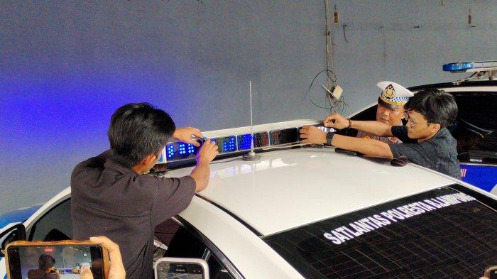 Telegram, Polri memerintahkan kepada seluruh jajaran Polri untuk menutup lampu rotator belakang kendaraan dinas menggunakan kaca film 20 persen.