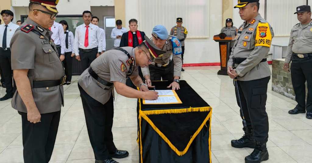Kabag SDM disertijabkan Kapolres Minahasa Selatan (Minsel) AKBP Feri R. Sitorus, SIK, MH; dalam upacara sertijab dan pengambilan sumpah di Graha Tatag Trawang Tungga, Jumat (26/1/2024).