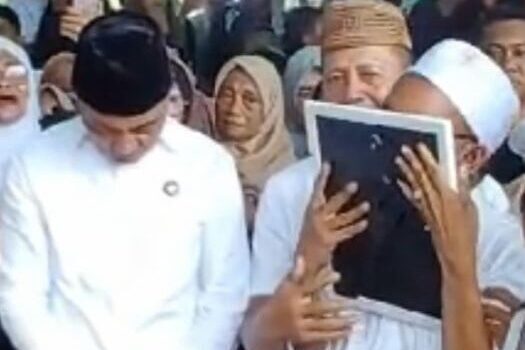 Bupati Bolaang Mongondow Timur Sam Sachrul Mamonto, S.Sos M.Si bersama keluarga korban.(Foto dari Facebook Sam Sachrul Mamonto New )