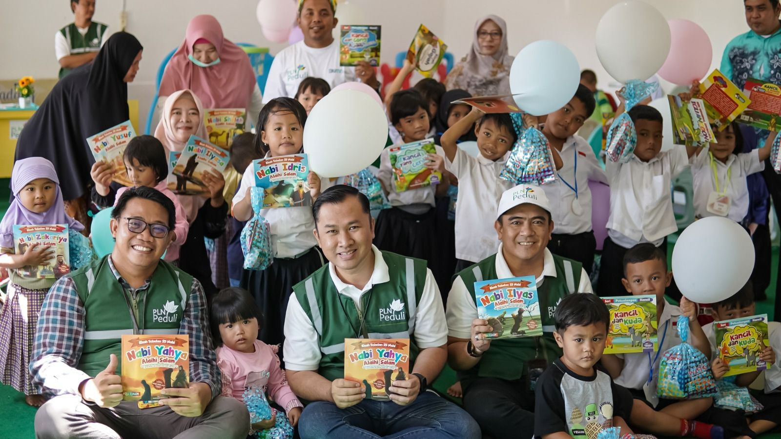 Penyerahan buku kepada murid PAUD KB Budi Mulya Desa Padang pada Juli 2023.