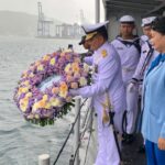 Laksma TNI Nouldy J. Tangka, S.A.P., M.Tr.Opsla., CHRMP., melaksanakan tabur bunga di atas KRI Kakap-811 yang sandar di Dermaga TNI AL Samuel Languyu Satrol Lantamal VIII. Senin (15/1) .