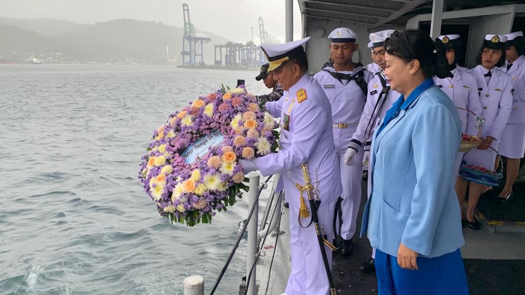 Laksma TNI Nouldy J. Tangka, S.A.P., M.Tr.Opsla., CHRMP., melaksanakan tabur bunga di atas KRI Kakap-811 yang sandar di Dermaga TNI AL Samuel Languyu Satrol Lantamal VIII. Senin (15/1) .