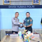 Kadiv Humas Polri Irjen. Pol. Sandi Nugroho menerima kunjungan Kapuspen TNI Nugraha Gumilar beserta rombongan di Gedung Humas Polri, Kamis (25/1/24).