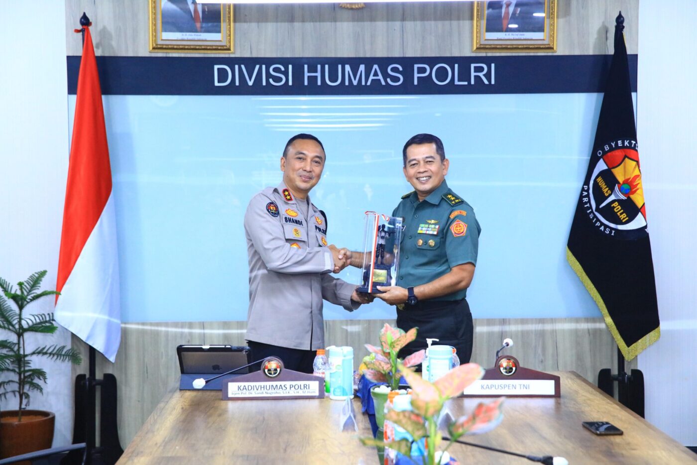 Kadiv Humas Polri Irjen. Pol. Sandi Nugroho menerima kunjungan Kapuspen TNI Nugraha Gumilar beserta rombongan di Gedung Humas Polri, Kamis (25/1/24).