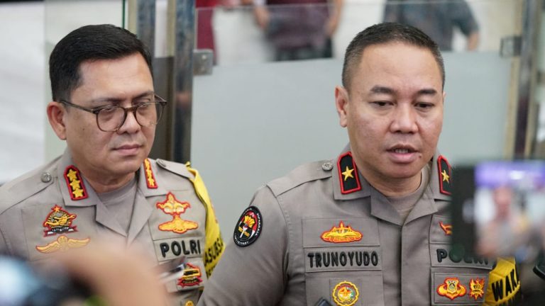 Detasemen Khusus (Densus) 88 Antiteror Polri menangkap 10 orang terduga teroris di wilayah Jawa Tengah. Para tersangka ditangkap yakni berinisial S alias M, M alias R, T alias A, P alias K, N alias A, T alias J, E alias W, N, SU dan MU.