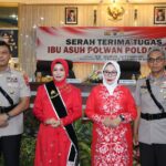 Tugas Ibu Asuh Polisi Wanita (Polwan) Polda Sulawesi Utara (Sulut) diserahterimakan secara resmi dari Ny. Henny Setyobudi kepada Ny. Yunita Yudhiawan, pada Rabu (10/1/2024) pagi, di Ruang Catur Prasetya Mapolda.
