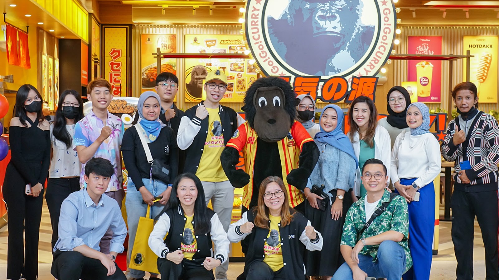CEO F&B Indonesia Devin Widya Krisnadi, manajemen F&B ID, KOL, rekan-rekan media, dan Gorry (maskot) dan Gorry-Ganks mengekspresikan kebahagian atas keberhasilan pelebaran sayap bisnis Go! Go! CURRY - Genki no Minamoto di Bandung)