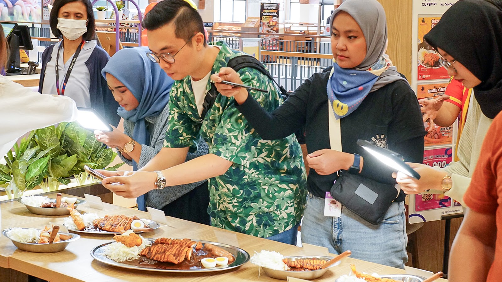 (Tamu undangan, media, KOL bersama-sama merayakan kehadiran Go!Go!CURRY - Genki no Minamoto di Bandung)