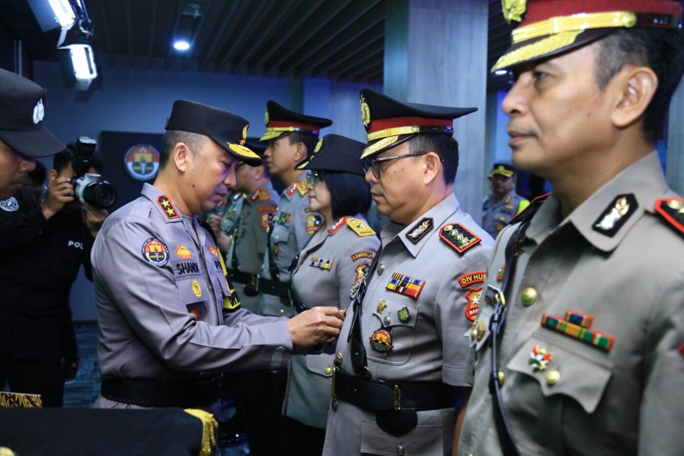 Kadiv Humas Polri memimpin upacara serah terima jabatan (sertijab) sejumlah pejabat utama dan kenaikan pangkat (korps rapor).
