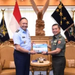 Kasau Marsekal TNI Fadjar Prasetyo, S.E., M.P.P., CSFA., menerima kunjungan Kepala Pusat Penerangan Tentara Nasional Indonesia (Kapuspen TNI) Mayjen TNI Dr. Nugraha Gumilar, M.Sc., di Ruang Kerja Kasau, Mabesau, Cilangkap, Jakarta Timur, Selasa (9/1/2024).